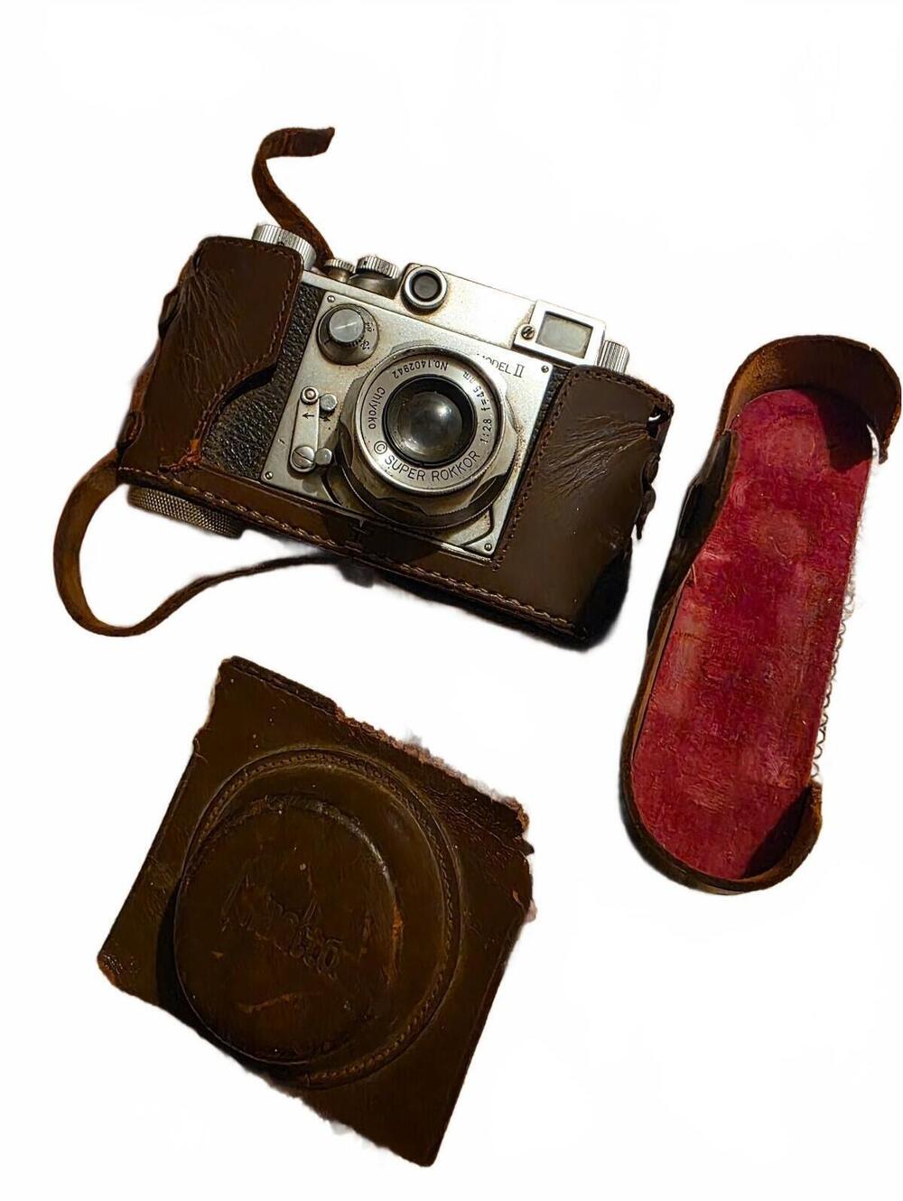 Vintage Minolta-35 Model II Camera with Leather Case